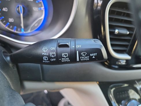 Used 2023 Chrysler Pacifica Touring-L image 15