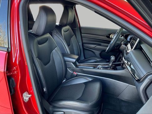 Used 2026 Jeep Compass Latitude image 28