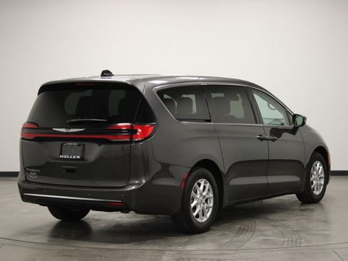 Used 2023 Chrysler Pacifica Touring-L FWD image 8