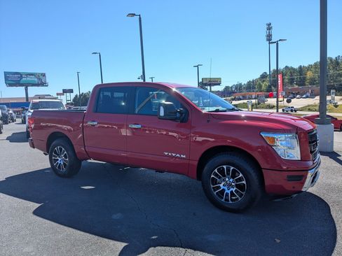 Used 2021 Nissan Titan SV w/ SV Convenience Package image 3