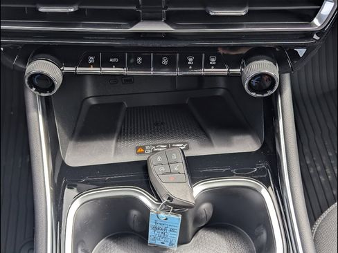 New 2026 Chevrolet Traverse LT w/ LPO, Floor Liner Package FWD image 25
