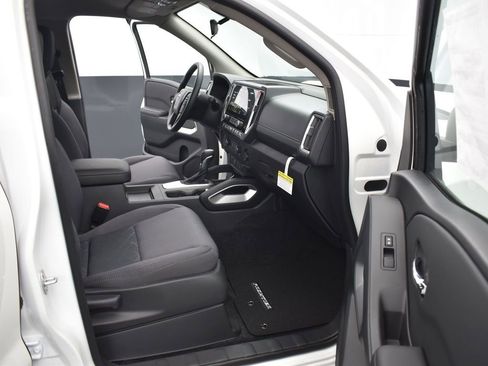 Certified 2025 Nissan Frontier SV image 15