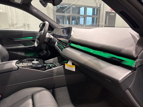 Used 2024 BMW i5 eDrive40i w/ Premium Package image 48