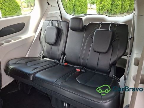Used 2023 Chrysler Pacifica Touring-L FWD image 11