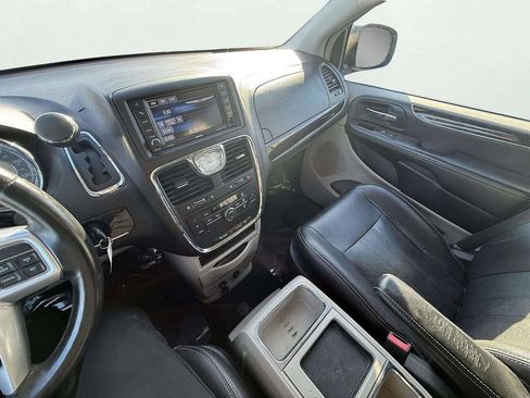 Used 2014 Chrysler Town & Country Touring image 19