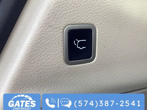 Used 2023 Chrysler Pacifica Touring-L image 14