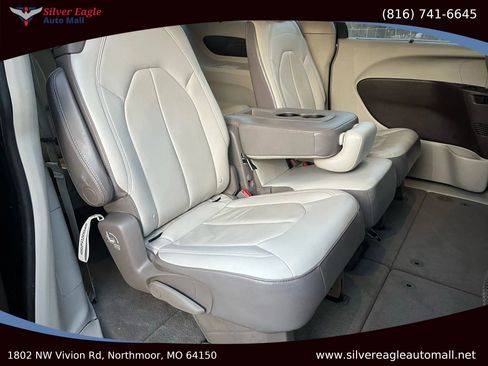 Used 2017 Chrysler Pacifica Touring-L w/ Tire & Wheel Group image 9