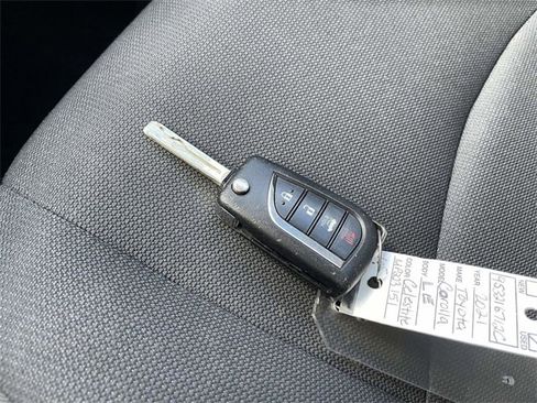 Used 2021 Toyota Corolla LE image 31