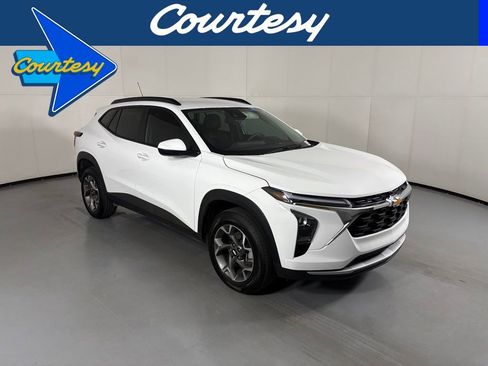 Used 2025 Chevrolet Trax LT FWD image 1
