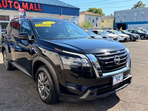 Used 2024 Nissan Pathfinder SV FWD image 2