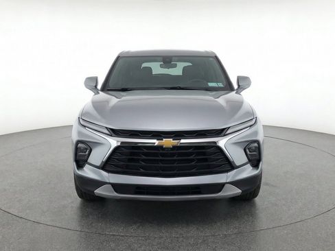 Used 2025 Chevrolet Blazer LT FWD image 2