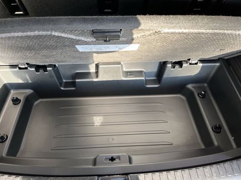 Used 2025 Chevrolet Traverse LT image 9