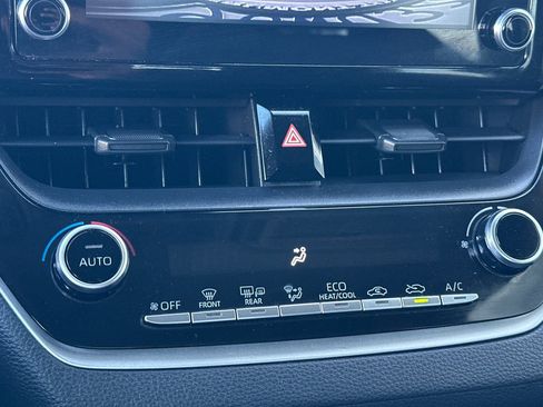 Used 2020 Toyota Corolla LE image 19