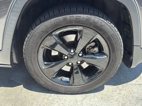 Used 2017 Jeep Cherokee Sport w/ Cold Weather Group FWD image 46