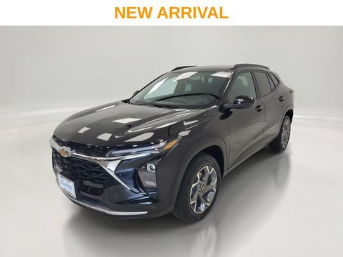 Used 2025 Chevrolet Trax LT FWD image 1