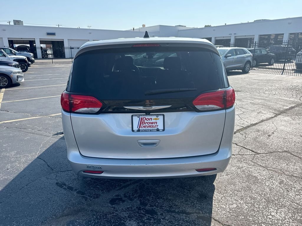 Used 2023 Chrysler Voyager LX FWD image 40