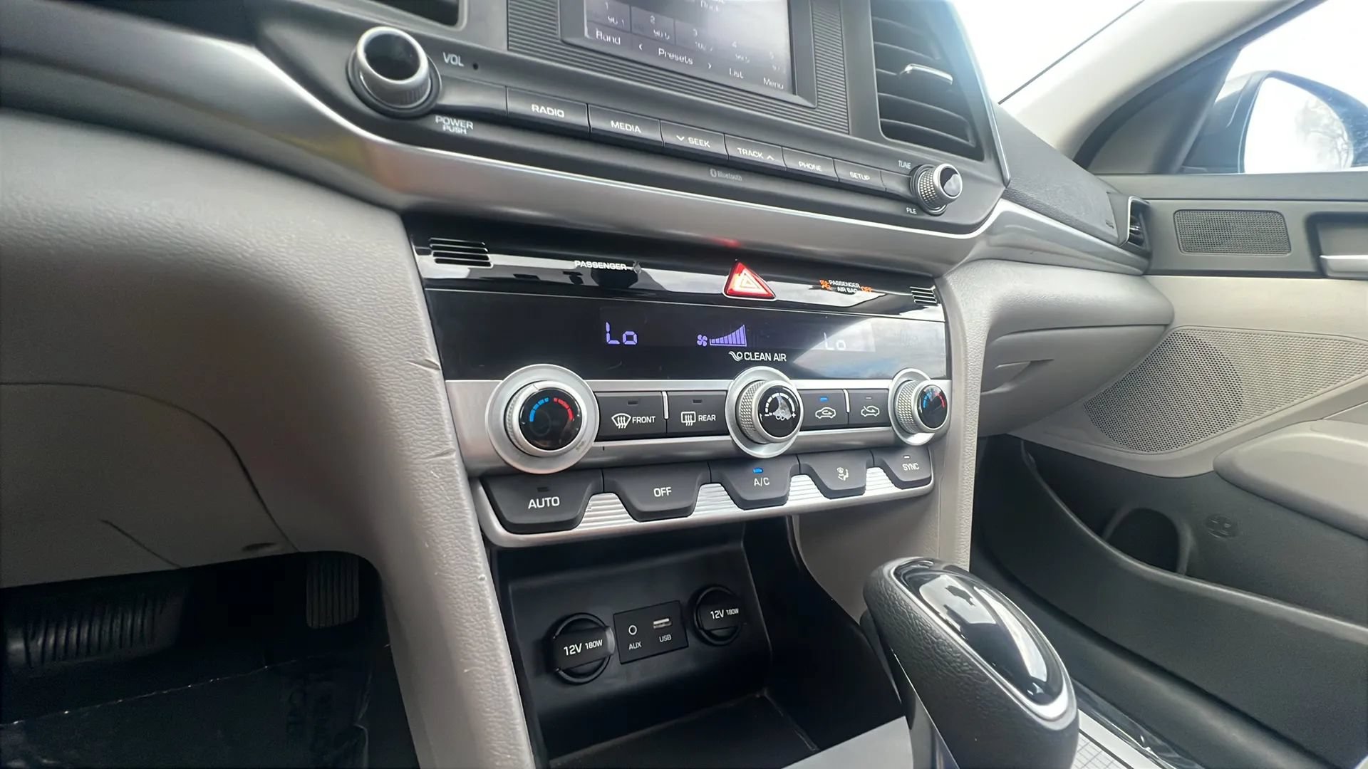 Used 2020 Hyundai Elantra SE FWD image 15