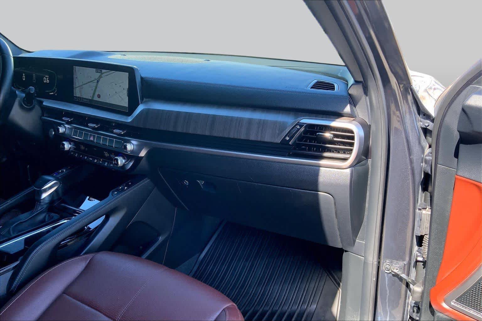 Used 2024 Kia Telluride EX w/ EX Captain's Chair Package FWD image 17