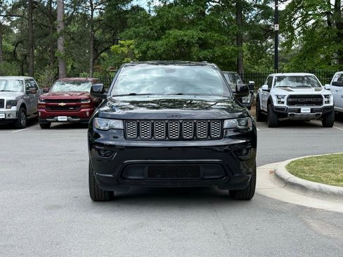 Used 2017 Jeep Grand Cherokee Altitude image 2