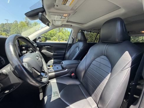 Used 2021 Toyota Highlander XLE FWD image 24