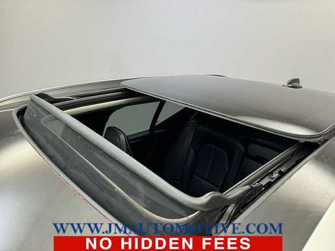 Used 2019 Volvo XC40 T5 Momentum image 11