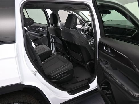 Used 2023 Jeep Grand Cherokee L Laredo image 12