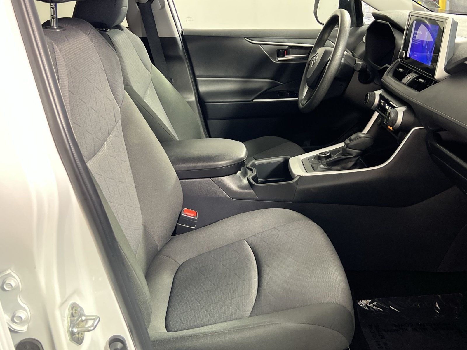 Used 2025 Toyota RAV4 XLE AWD/4WD image 28