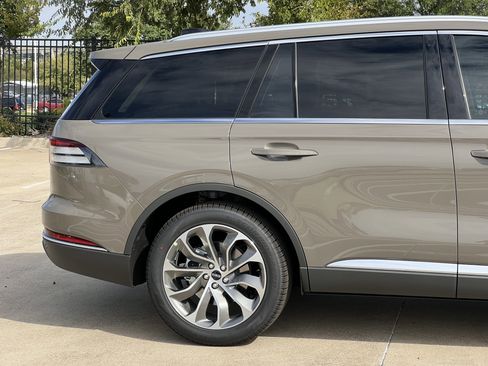 New 2025 Lincoln Aviator Reserve image 11