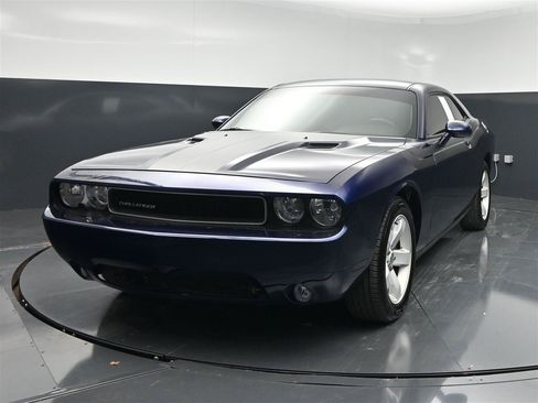 Used 2013 Dodge Challenger SXT RWD image 2