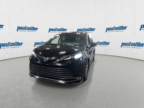 Used 2022 Toyota Sienna XLE FWD image 4