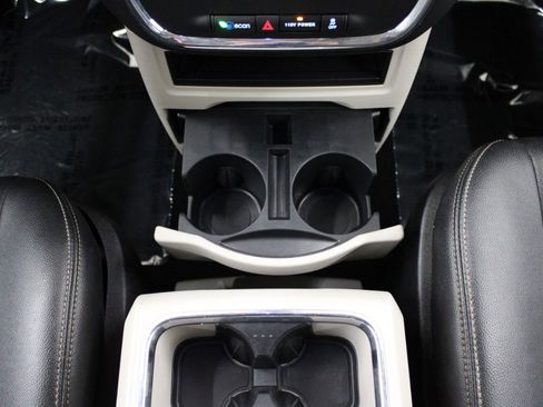 Used 2016 Chrysler Town & Country Touring w/ Driver Convenience Group FWD image 27