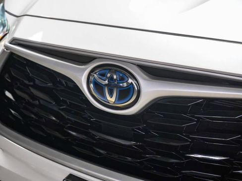 Certified 2021 Toyota Highlander XLE image 6