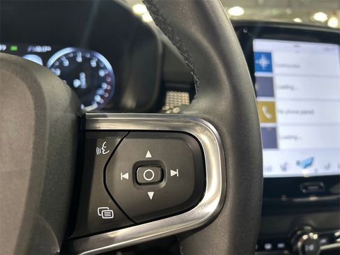 Used 2022 Volvo XC40 T5 R-Design w/ Advanced Package image 14