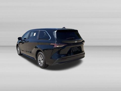Used 2025 Toyota Sienna LE FWD image 7