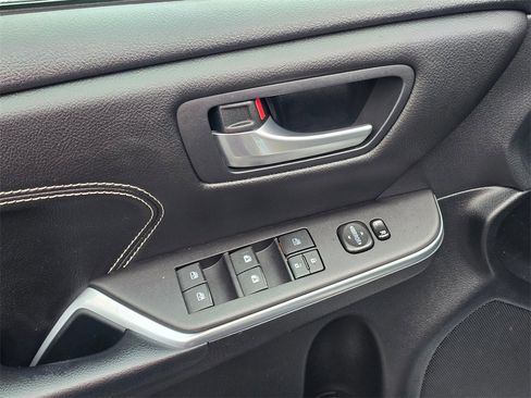 Used 2016 Toyota Camry XLE image 23