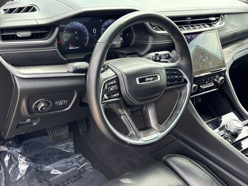 Used 2022 Jeep Grand Cherokee Overland w/ Luxury Tech Group IV AWD/4WD image 10