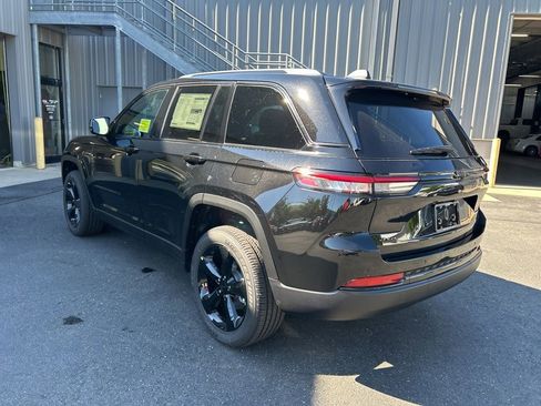 New 2025 Jeep Grand Cherokee Altitude image 9