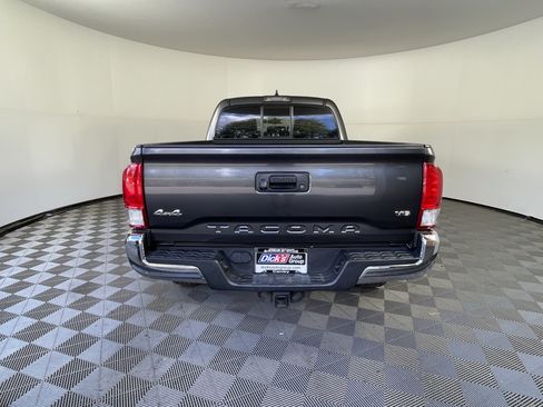 Used 2017 Toyota Tacoma SR5 w/ Tow Package AWD/4WD image 4