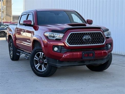 Used 2018 Toyota Tacoma TRD Sport image 2