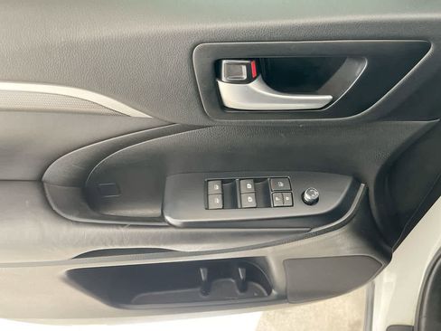 Used 2017 Toyota Highlander SE w/ Carpet Mat Package AWD/4WD image 13