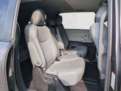 Used 2022 Toyota Sienna XLE w/ XLE Plus Package FWD image 24
