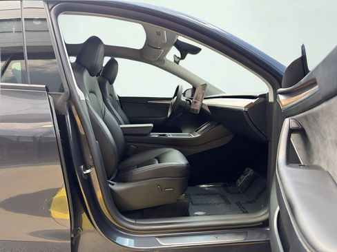 Used 2024 Tesla Model Y Long Range RWD image 43