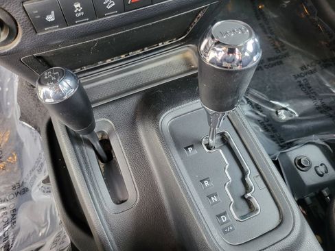 Used 2014 Jeep Wrangler Unlimited Rubicon w/ Connectivity Group image 23