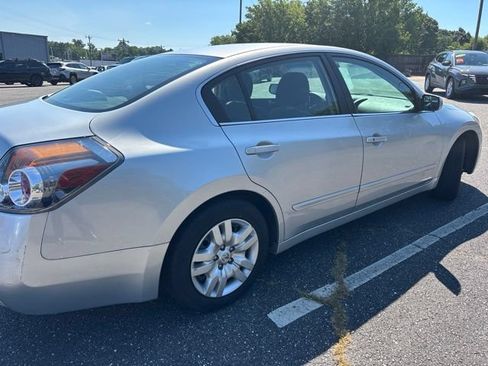 Used 2010 Nissan Altima 2.5 S FWD image 5