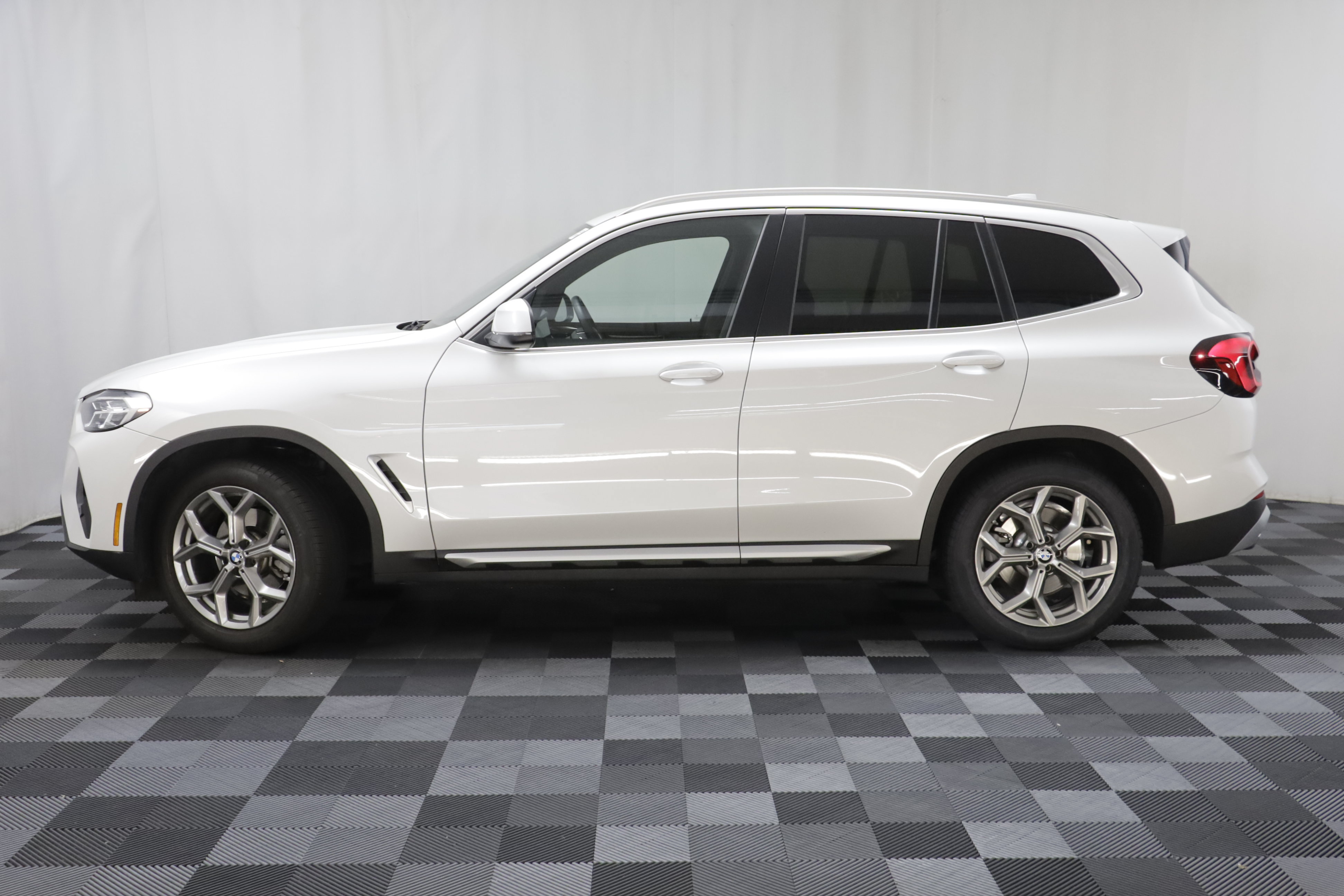 Used 2024 BMW X3 xDrive30i w/ Premium Package AWD/4WD image 4