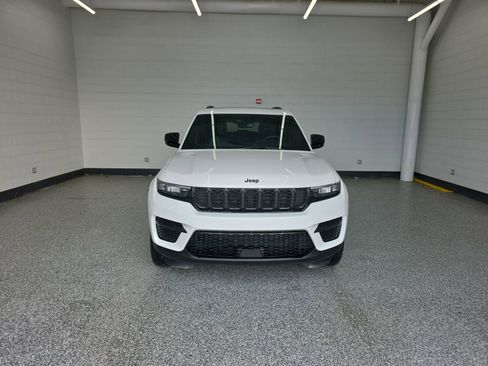 Used 2023 Jeep Grand Cherokee Altitude image 8