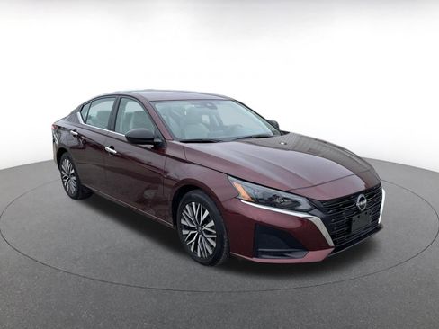 Used 2025 Nissan Altima 2.5 SV image 1