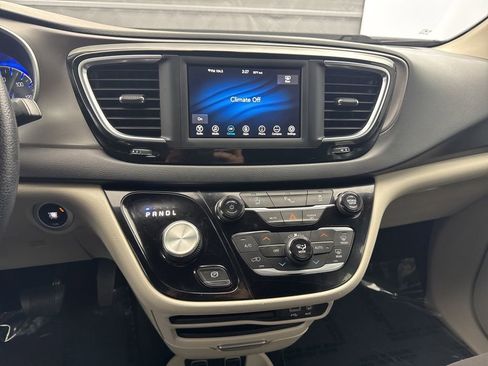 Used 2020 Chrysler Pacifica Touring image 17