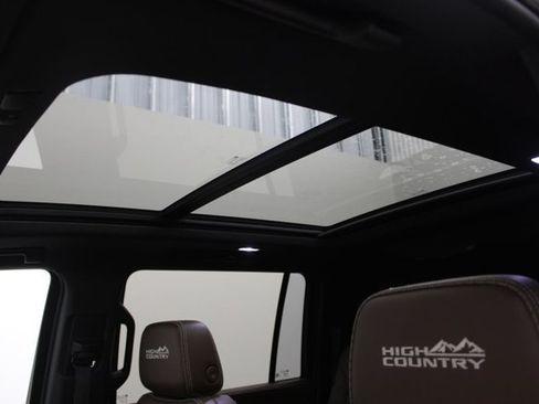 Used 2021 Chevrolet Suburban High Country AWD/4WD image 4