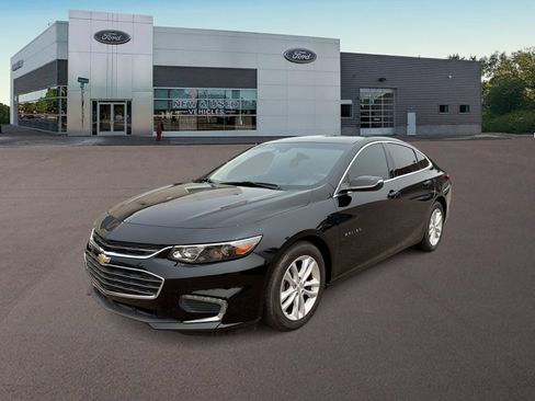 Used 2018 Chevrolet Malibu LT w/ Leather Package FWD image 4